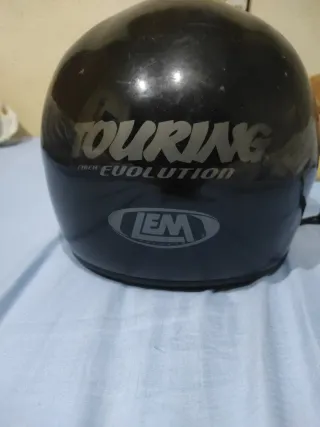 Casco de moto negro con visera