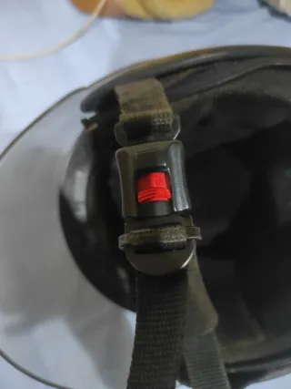 Casco de moto negro con visera