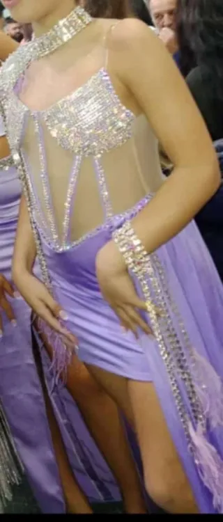 Vestido de piedras alborear y plumas 8 a 10 años