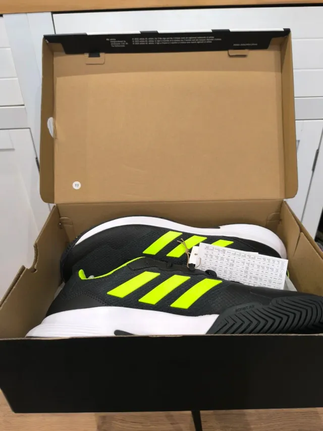 Zapatillas Adidas Gamecourt 2 Negras y Amarillas