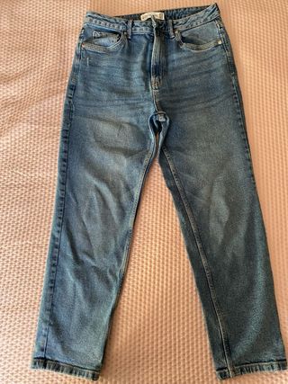 Pantalón vaquero Stradivarius mom slim fit