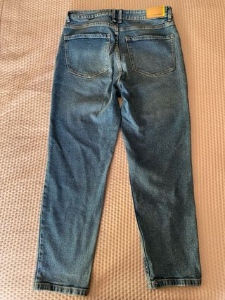 Pantalón vaquero Stradivarius mom slim fit