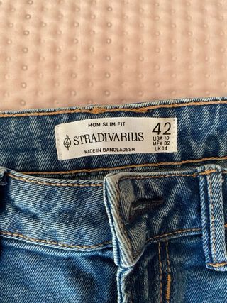 Pantalón vaquero Stradivarius mom slim fit
