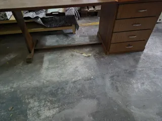 Escritorio de madera con cajones