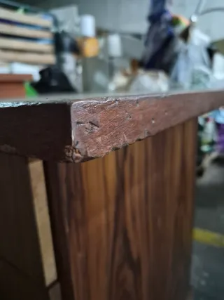 Escritorio de madera con cajones