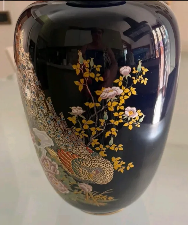 Vaso elegante floreale e pavoni