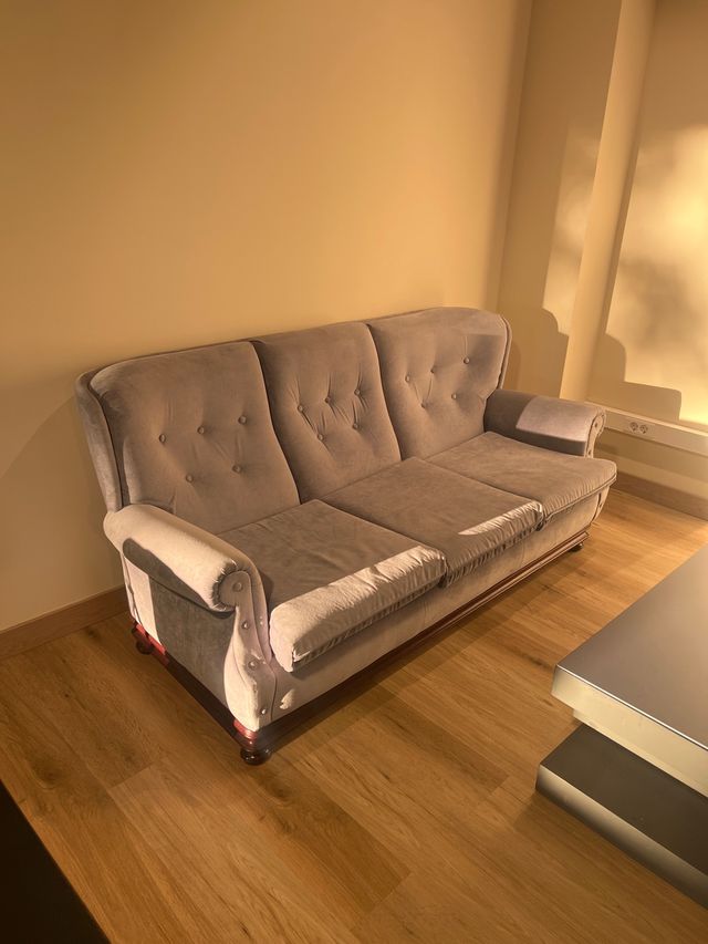 Sofá y butaca de tela gris