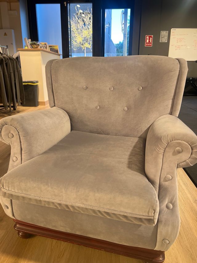 Sofá y butaca de tela gris