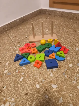 Juego de apilar formas de madera