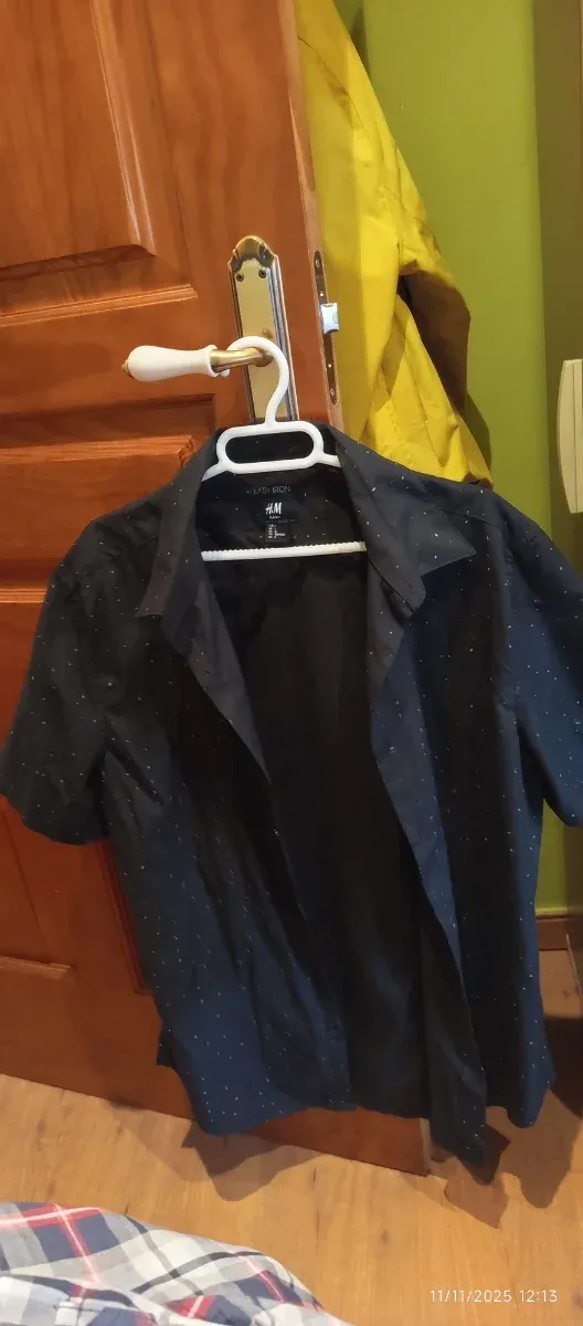 Camisa H&M manga corta puntos blancos