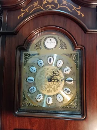 Reloj de pie clásico de madera junghans