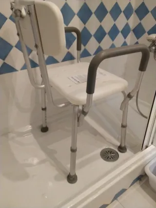 Silla de ducha con respaldo y brazos