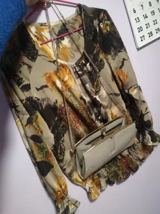 Bolso Vintage con blusa de seda a juego