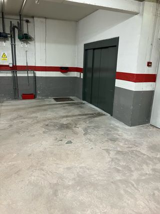 Plaza de garaje con montacargas