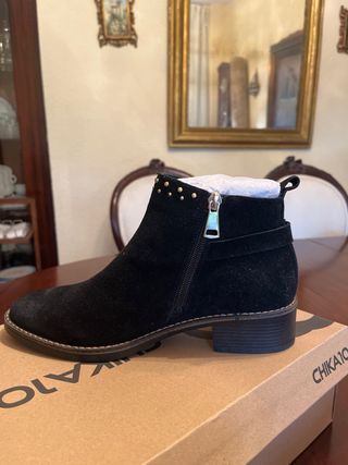Botín Chika10 Piel Negro Tachuelas Hebilla