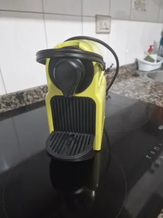 Cafetera Nespresso Krups Amarilla