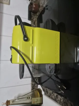 Cafetera Nespresso Krups Amarilla