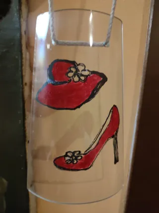 Tegola in vetro dipinta a mano - Cappello e Scarpa