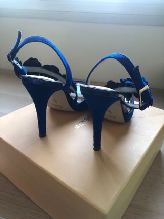 Sandalias tacón Menbur azules flores