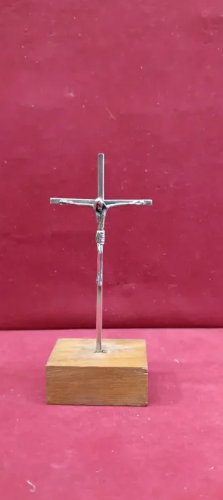 Crucifijo de plata con base de madera