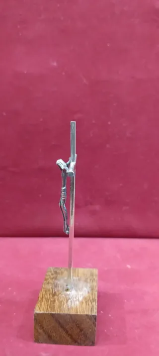 Crucifijo de plata con base de madera
