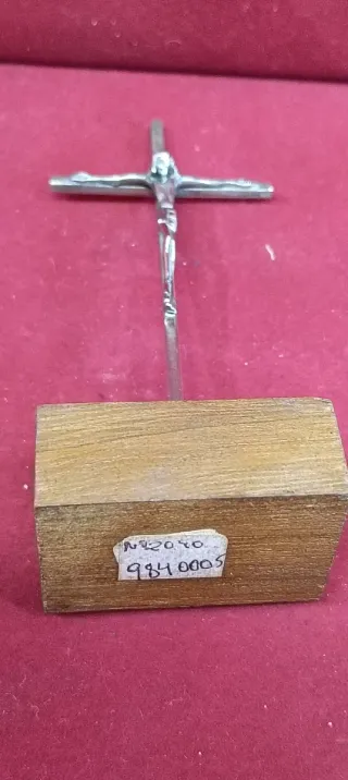 Crucifijo de plata con base de madera