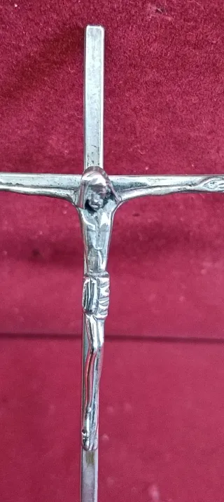 Crucifijo de plata con base de madera