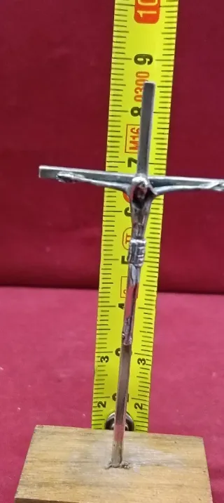 Crucifijo de plata con base de madera