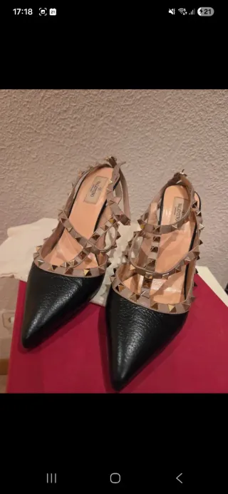 Valentino Tacones Negros y Dorados