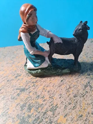 Figura Belén: Mujer  ordeñando  cabra