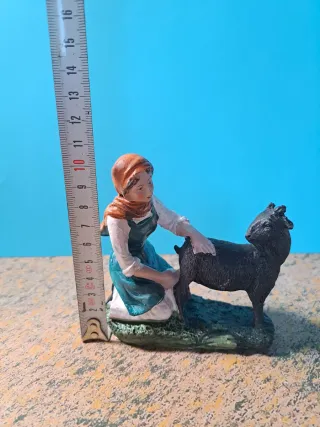 Figura Belén: Mujer  ordeñando  cabra