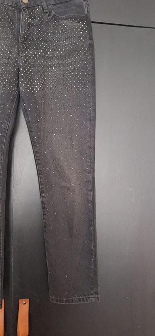Pantalón vaquero gris con pedrería