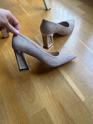 Zapatos de tacón beige y dorado
