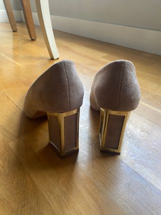 Zapatos de tacón beige y dorado
