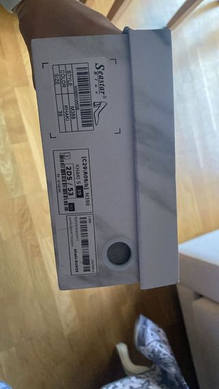 Zapatos de tacón beige y dorado