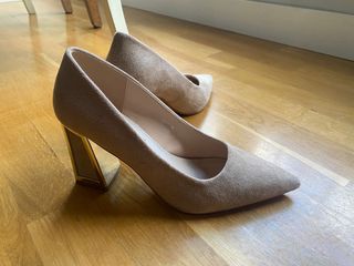 Zapatos de tacón beige y dorado
