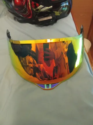 Visera de moto oscura
