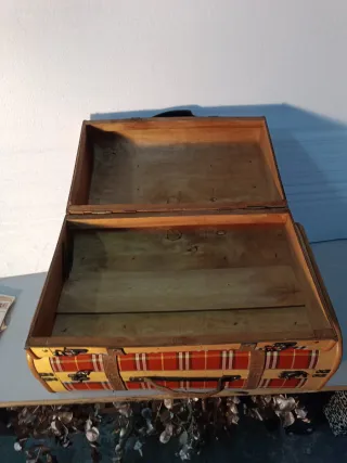 Set de maletas vintage de madera y tela escocesa.