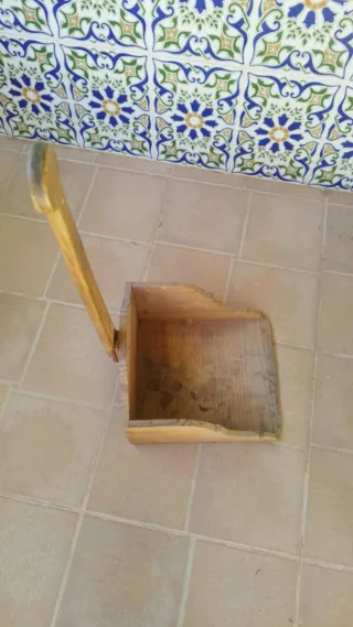 Recogedor de madera antiguo