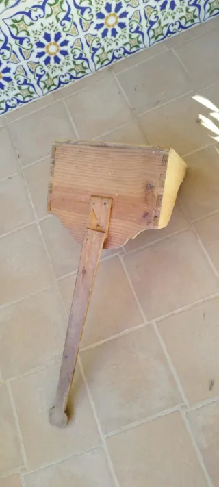 Recogedor de madera antiguo