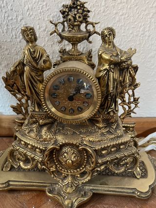 Reloj y candelabros de bronce