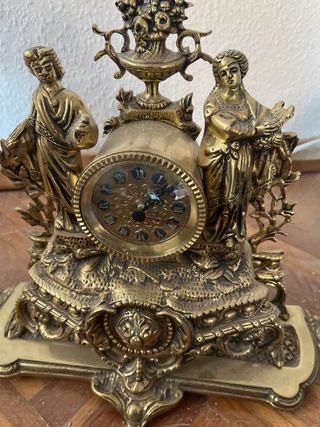 Reloj y candelabros de bronce