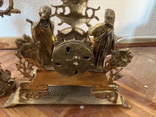 Reloj y candelabros de bronce