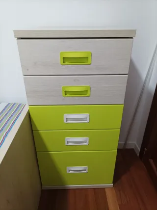 Cama infantil,sinfonier y mesita de noche.