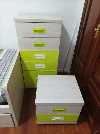 Cama infantil,sinfonier y mesita de noche.