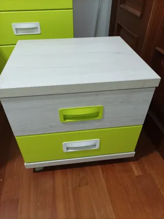 Cama infantil,sinfonier y mesita de noche.