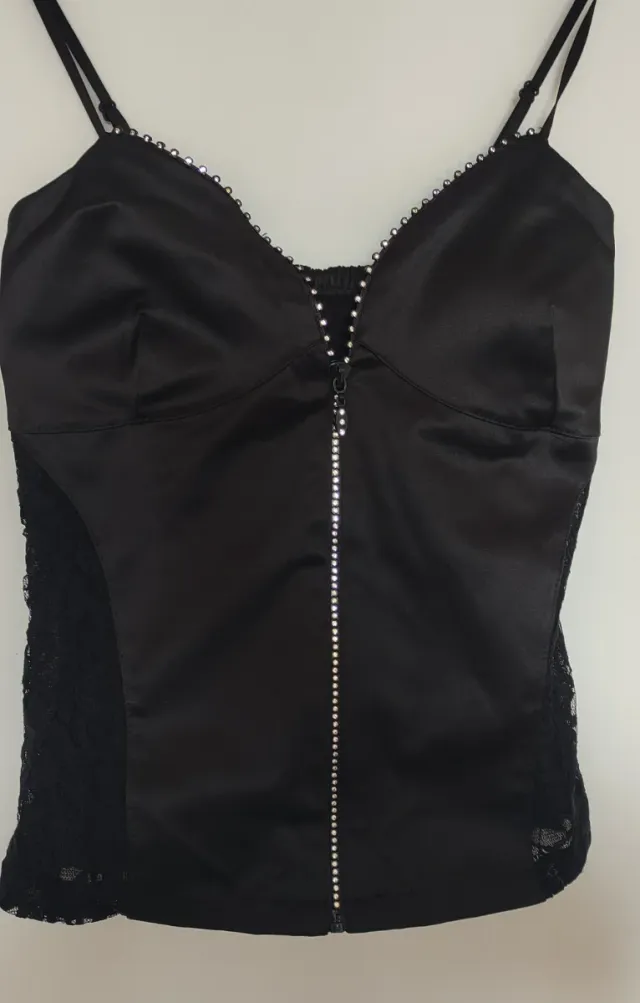 Corpiño negro con cremallera y pedrería