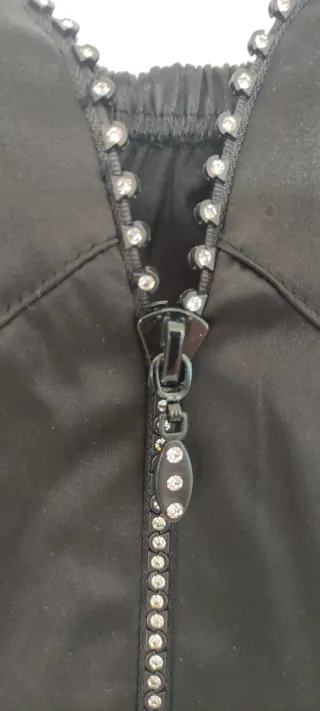 Corpiño negro con cremallera y pedrería