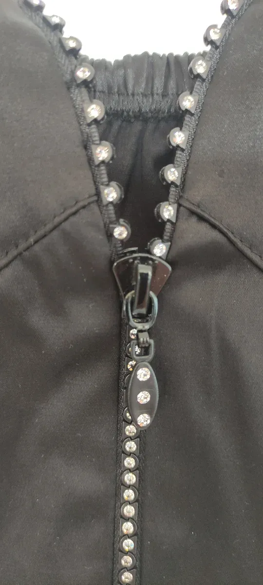 Corpiño negro con cremallera y pedrería