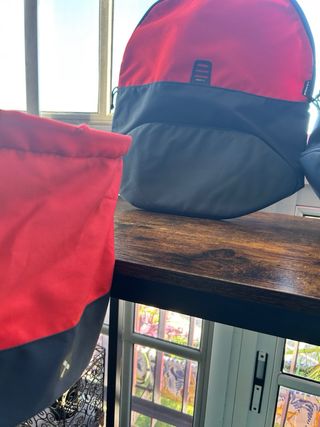 Maletines bicicleta rojos y azulados.